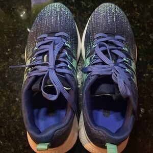 New Balance Walking Sneakers.. women’s size 7